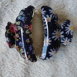 Two floral rose and daisy medium hair clips❄️